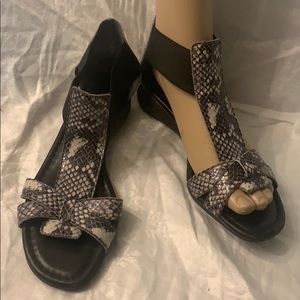 🎁Snakeskin t-strap sandals by The Flexx NWOT